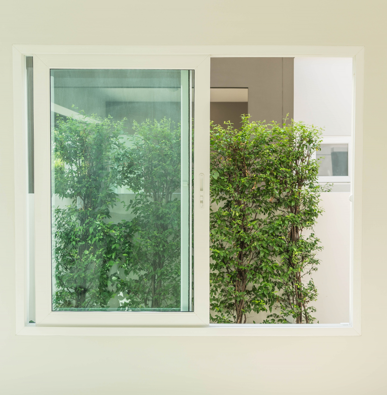 Detailaufnahme eines Schüco-Fensterprofils mit Beschlag
