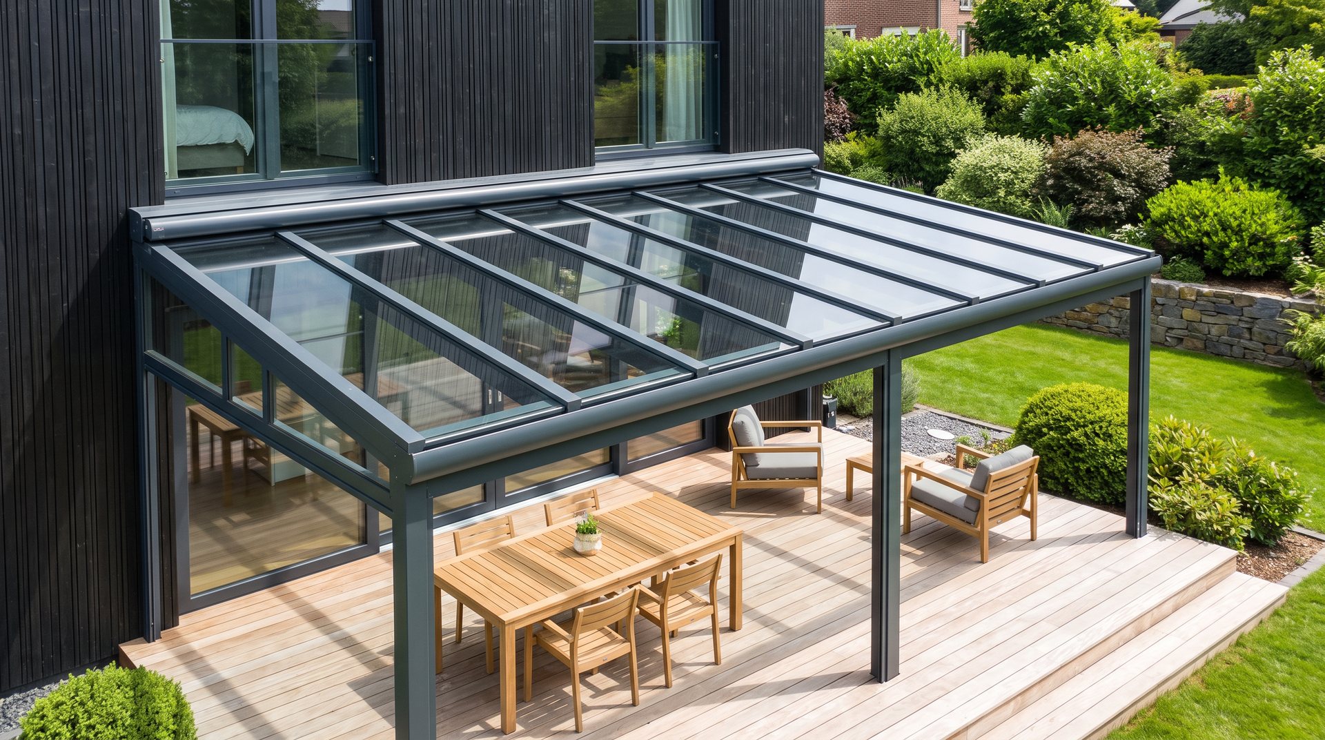 Haus mit überdachter Terrasse und großformatigen Schüco-Glaselementen